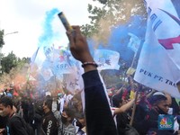 Potret Ratusan Buruh 'Geruduk' Kantor Anies, Tolak UMP 2022!