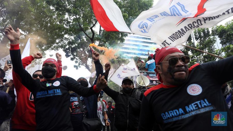 Ratusan buruh dari beberapa aliansi melakukan aksi unjuk rasa di depan Gedung Balai Kota, Jakarta, Senin (29/11/2021). Mereka meminta Gubernur DKI Jakarta Anies Baswedan mencabut Surat Keputusan (SK) upah minimum provinsi (UMP) 2020. (CNBC Indonesia/Andrean Kristianto)