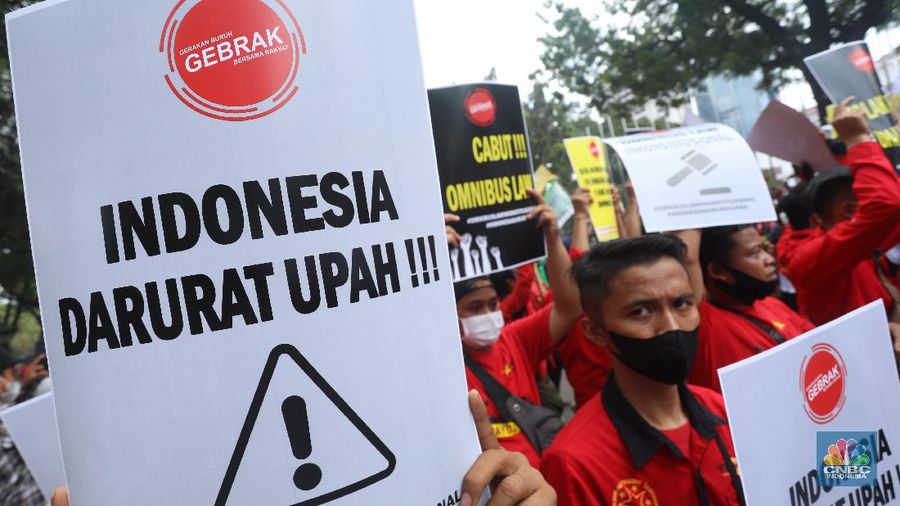 Ratusan buruh dari beberapa aliansi melakukan aksi unjuk rasa di depan Gedung Balai Kota, Jakarta, Senin (29/11/2021). Mereka meminta Gubernur DKI Jakarta Anies Baswedan mencabut Surat Keputusan (SK) upah minimum provinsi (UMP) 2020. (²©²ÊÍøÕ¾/Andrean Kristianto)