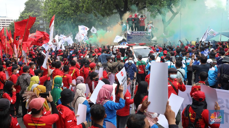 Ratusan buruh dari beberapa aliansi melakukan aksi unjuk rasa di depan Gedung Balai Kota, Jakarta, Senin (29/11/2021). Mereka meminta Gubernur DKI Jakarta Anies Baswedan mencabut Surat Keputusan (SK) upah minimum provinsi (UMP) 2020. (CNBC Indonesia/Andrean Kristianto) Ratusan buruh dari beberapa aliansi melakukan aksi unjuk rasa di depan Gedung Balai Kota, Jakarta, Senin (29/11/2021). Mereka meminta Gubernur DKI Jakarta Anies Baswedan mencabut Surat Keputusan (SK) upah minimum provinsi (UMP) 2020. (CNBC Indonesia/Andrean Kristianto)