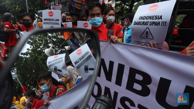Ratusan buruh dari beberapa aliansi melakukan aksi unjuk rasa di depan Gedung Balai Kota, Jakarta, Senin (29/11/2021). Mereka meminta Gubernur DKI Jakarta Anies Baswedan mencabut Surat Keputusan (SK) upah minimum provinsi (UMP) 2020. (CNBC Indonesia/Andrean Kristianto)