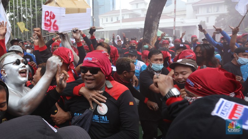 Ratusan buruh dari beberapa aliansi melakukan aksi unjuk rasa di depan Gedung Balai Kota, Jakarta, Senin (29/11/2021). Mereka meminta Gubernur DKI Jakarta Anies Baswedan mencabut Surat Keputusan (SK) upah minimum provinsi (UMP) 2020. (CNBC Indonesia/Andrean Kristianto) Ratusan buruh dari beberapa aliansi melakukan aksi unjuk rasa di depan Gedung Balai Kota, Jakarta, Senin (29/11/2021). Mereka meminta Gubernur DKI Jakarta Anies Baswedan mencabut Surat Keputusan (SK) upah minimum provinsi (UMP) 2020. (CNBC Indonesia/Andrean Kristianto)