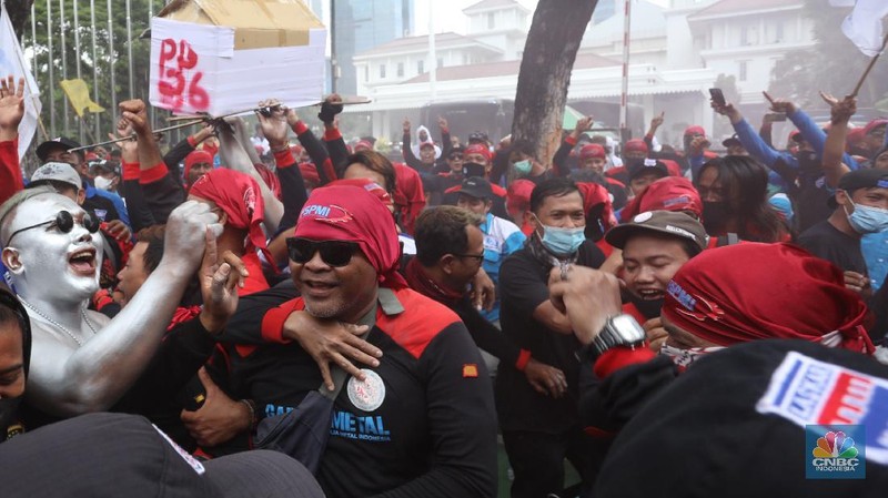 Ratusan buruh dari beberapa aliansi melakukan aksi unjuk rasa di depan Gedung Balai Kota, Jakarta, Senin (29/11/2021). Mereka meminta Gubernur DKI Jakarta Anies Baswedan mencabut Surat Keputusan (SK) upah minimum provinsi (UMP) 2020. (CNBC Indonesia/Andrean Kristianto)