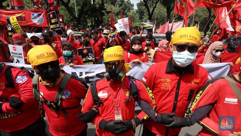 Ratusan buruh dari beberapa aliansi melakukan aksi unjuk rasa di depan Gedung Balai Kota, Jakarta, Senin (29/11/2021). Mereka meminta Gubernur DKI Jakarta Anies Baswedan mencabut Surat Keputusan (SK) upah minimum provinsi (UMP) 2020. (CNBC Indonesia/Andrean Kristianto)