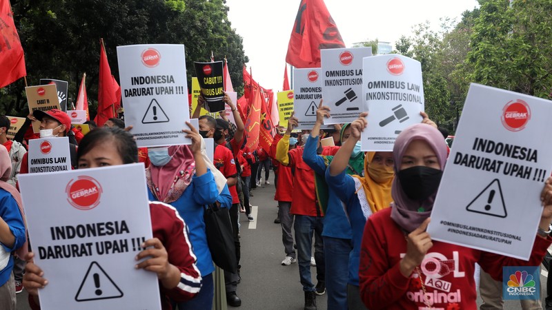 Ratusan buruh dari beberapa aliansi melakukan aksi unjuk rasa di depan Gedung Balai Kota, Jakarta, Senin (29/11/2021). Mereka meminta Gubernur DKI Jakarta Anies Baswedan mencabut Surat Keputusan (SK) upah minimum provinsi (UMP) 2020. (CNBC Indonesia/Andrean Kristianto) Ratusan buruh dari beberapa aliansi melakukan aksi unjuk rasa di depan Gedung Balai Kota, Jakarta, Senin (29/11/2021). Mereka meminta Gubernur DKI Jakarta Anies Baswedan mencabut Surat Keputusan (SK) upah minimum provinsi (UMP) 2020. (CNBC Indonesia/Andrean Kristianto)