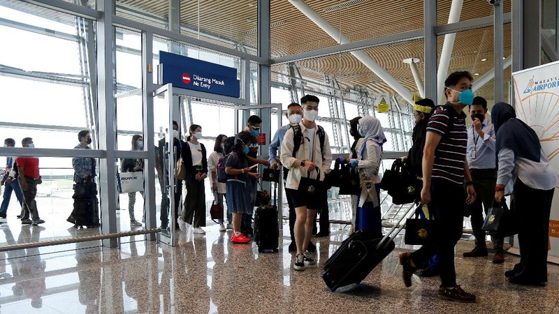 Singapura, Malaysia membuka kembali perbatasan darat di tengah kekhawatiran atas varian Omicron. (REUTERS/CAROLINE CHIA)