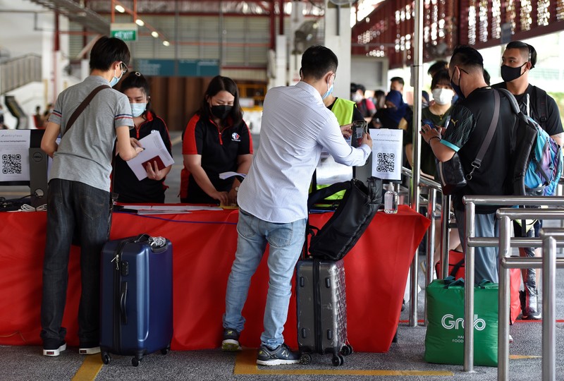 Singapura, Malaysia membuka kembali perbatasan darat di tengah kekhawatiran atas varian Omicron. (REUTERS/CAROLINE CHIA) Singapura, Malaysia membuka kembali perbatasan darat di tengah kekhawatiran atas varian Omicron. (REUTERS/CAROLINE CHIA)
