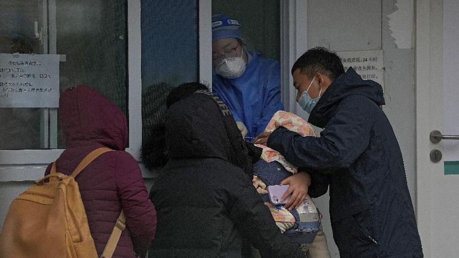 Warga melakukan swab tes saat wabah Omicron masuk ke Beijing, China. (AP/Andy Wong)