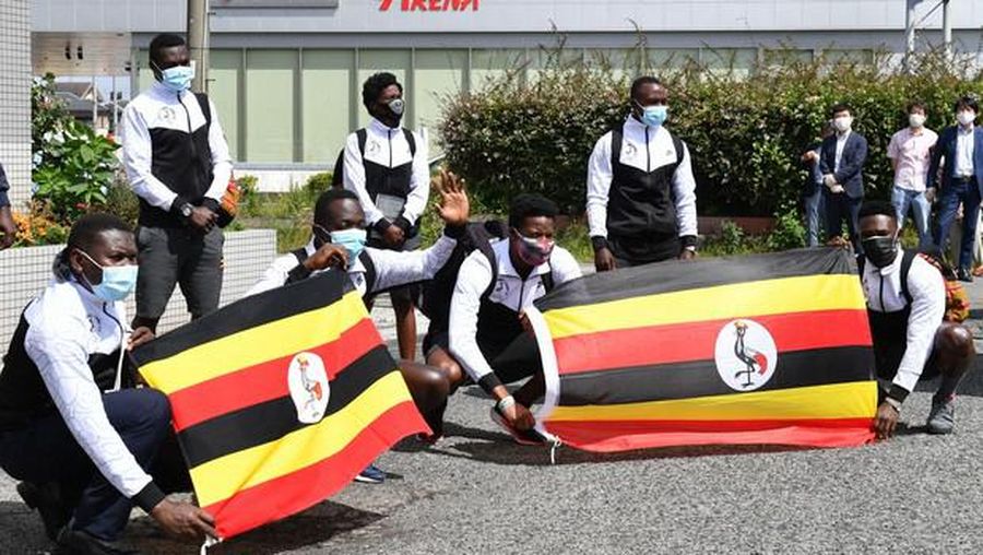 Warga membentangkan bendera Uganda. File REUTERS