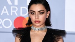 Video: Charli XCX Sang Ratu BRIT Awards 2025