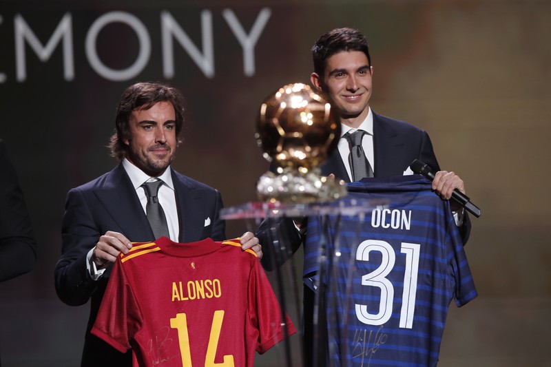 Lionel Messi memegang trofi Ballon d'Or 2021. (REUTERS/BENOIT TESSIER)
