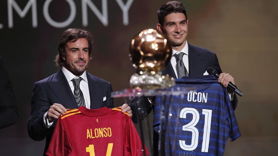 Lionel Messi memegang trofi Ballon d'Or 2021. (REUTERS/BENOIT TESSIER)