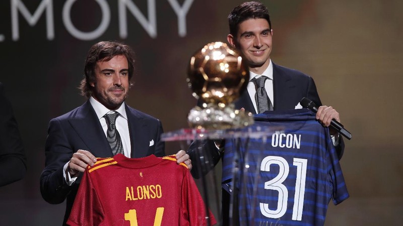 Lionel Messi memegang trofi Ballon d'Or 2021. (REUTERS/BENOIT TESSIER)