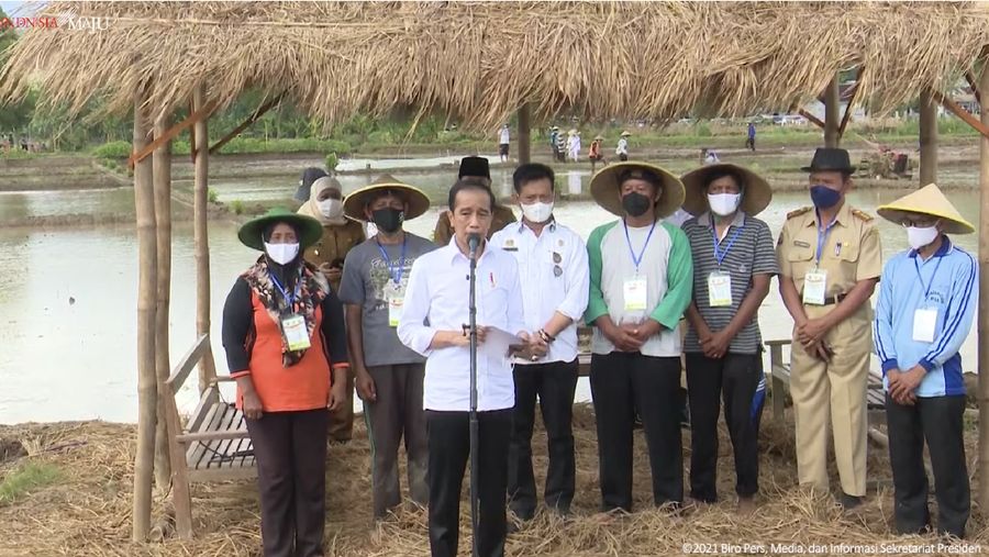 Keterangan Pers Presiden RI setelah Olah Tanah dan Penanaman Padi, Trenggalek, 30 November 2021. (Tangkapan layar Youtube Setpres RI)