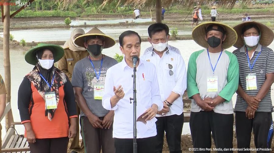Keterangan Pers Presiden RI setelah Olah Tanah dan Penanaman Padi, Trenggalek, 30 November 2021. (Tangkapan layar Youtube Setpres RI)