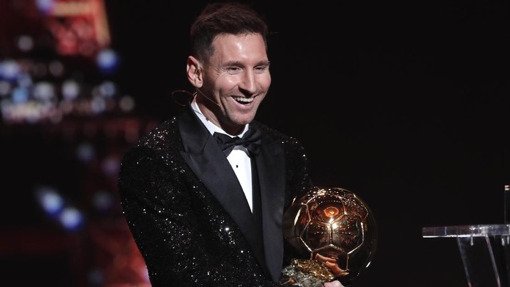 Lionel Messi memegang trofi Ballon d'Or 2021. (REUTERS/BENOIT TESSIER) Lionel Messi memegang trofi Ballon d'Or 2021. (REUTERS/BENOIT TESSIER)