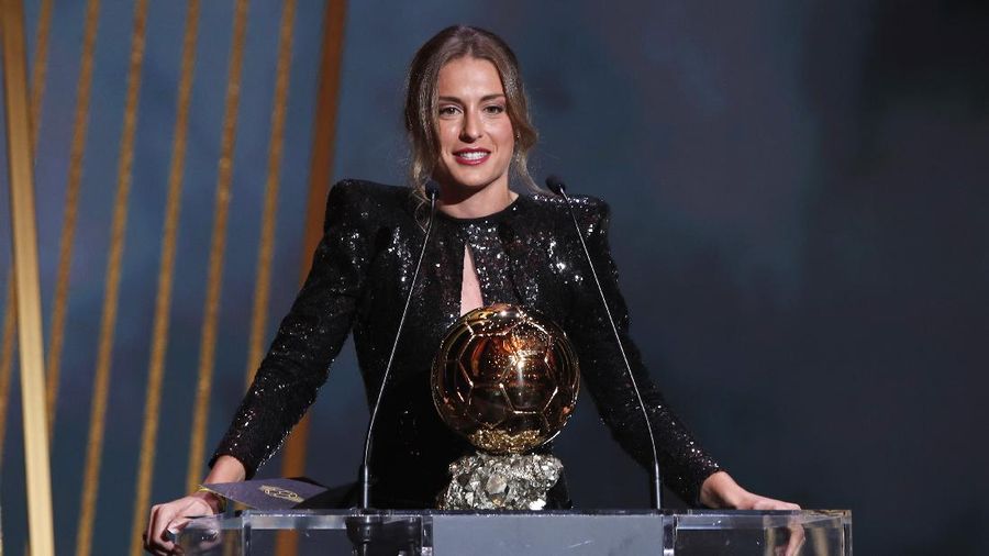 Lionel Messi memegang trofi Ballon d'Or 2021. (REUTERS/BENOIT TESSIER)