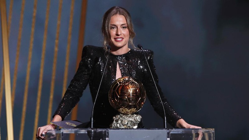Lionel Messi memegang trofi Ballon d'Or 2021. (REUTERS/BENOIT TESSIER)