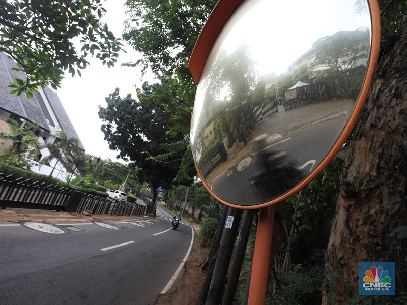 Pengendara motor melintas di samping galian proyek sumur resapan di jalan Lebak Bulus III, Jakarta, Selasa, (30/11/2021). (CNBC Indonesia/Muhammad Sabki)