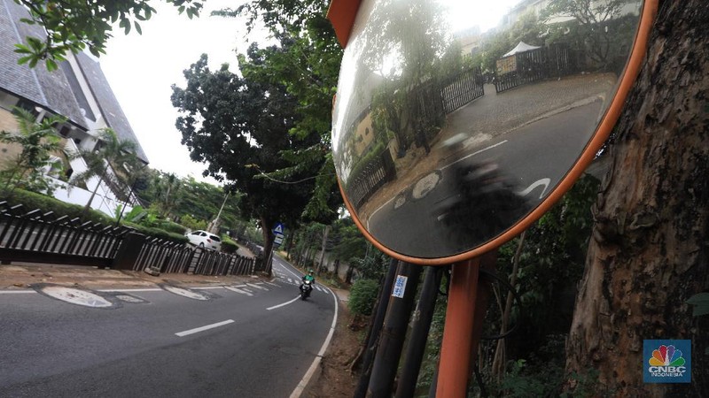 Pengendara motor melintas di samping galian proyek sumur resapan di jalan Lebak Bulus III, Jakarta, Selasa, (30/11/2021). (CNBC Indonesia/Muhammad Sabki)