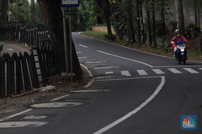 Pengendara motor melintas di samping galian proyek sumur resapan di jalan Lebak Bulus III, Jakarta, Selasa, (30/11/2021). (CNBC Indonesia/Muhammad Sabki) Pengendara motor melintas di samping galian proyek sumur resapan di jalan Lebak Bulus III, Jakarta, Selasa, (30/11/2021). (CNBC Indonesia/Muhammad Sabki)