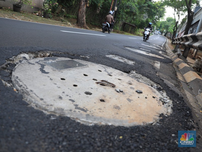 Pengendara motor melintas di samping galian proyek sumur resapan di jalan Lebak Bulus III, Jakarta, Selasa, (30/11/2021). (CNBC Indonesia/Muhammad Sabki) Pengendara motor melintas di samping galian proyek sumur resapan di jalan Lebak Bulus III, Jakarta, Selasa, (30/11/2021). (CNBC Indonesia/Muhammad Sabki)