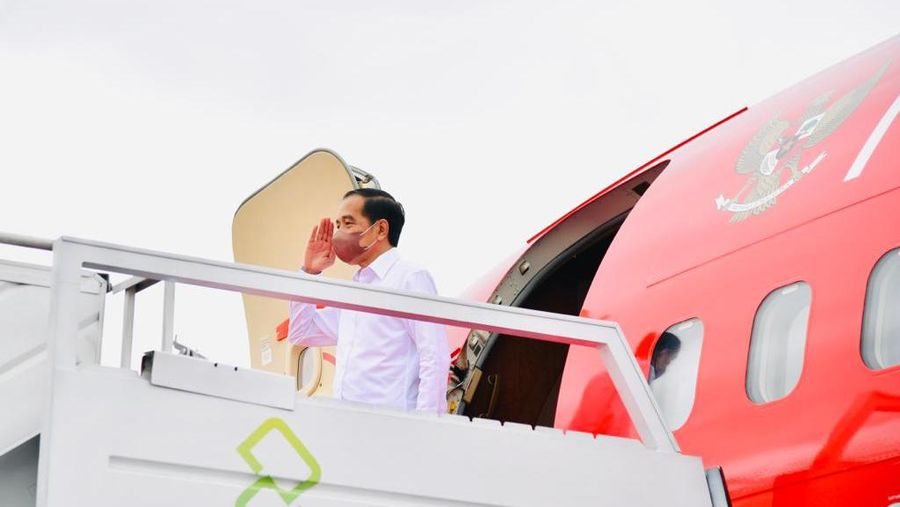 Presiden Joko Widodo pagi ini, Selasa, 30 November 2021, melakukan kunjungan kerja ke Provinsi Jawa Timur. Kepala Negara bersama rombongan bertolak menuju Provinsi Jawa Timur, dengan menggunakan Pesawat Kepresidenan Indonesia-1 sekitar pukul 08.00 WIB melalui Pangkalan TNI AU Halim Perdanakusuma Jakarta. (Dok: Biro Pers Sekretariat Presiden)