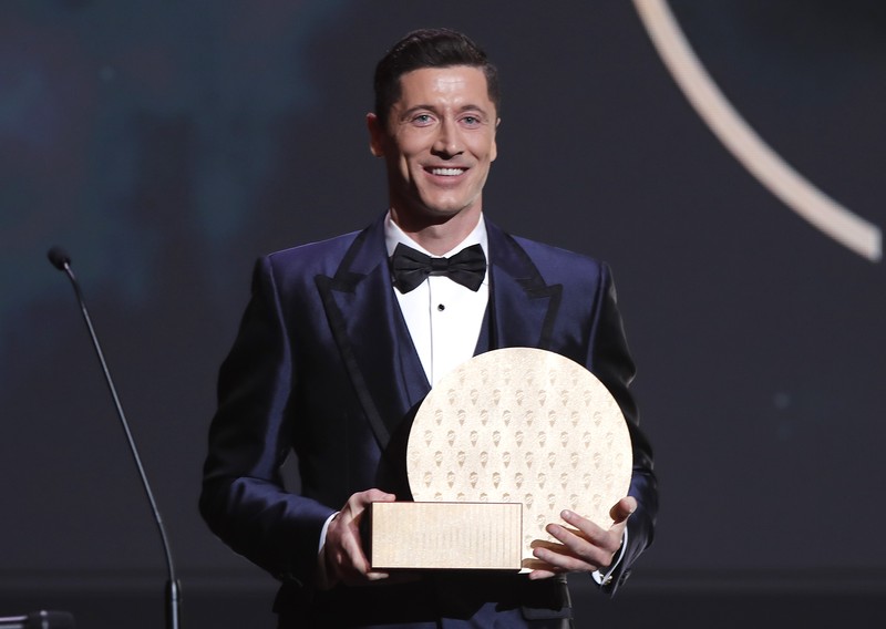 Lionel Messi memegang trofi Ballon d'Or 2021. (REUTERS/BENOIT TESSIER) Lionel Messi memegang trofi Ballon d'Or 2021. (REUTERS/BENOIT TESSIER)