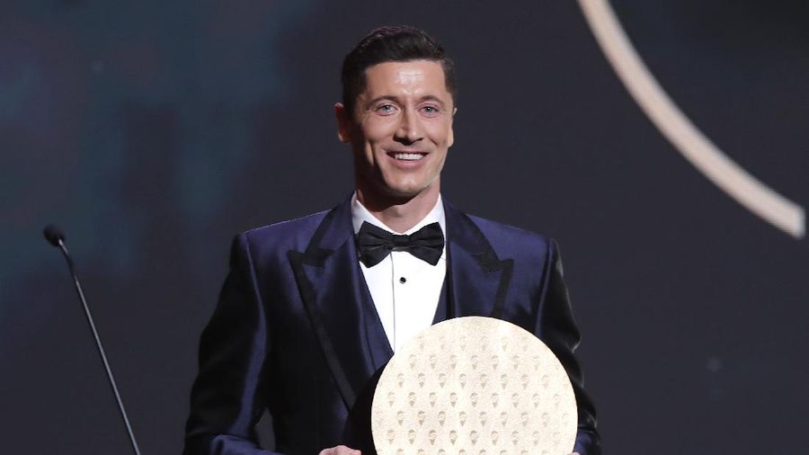 Lionel Messi memegang trofi Ballon d'Or 2021. (REUTERS/BENOIT TESSIER)