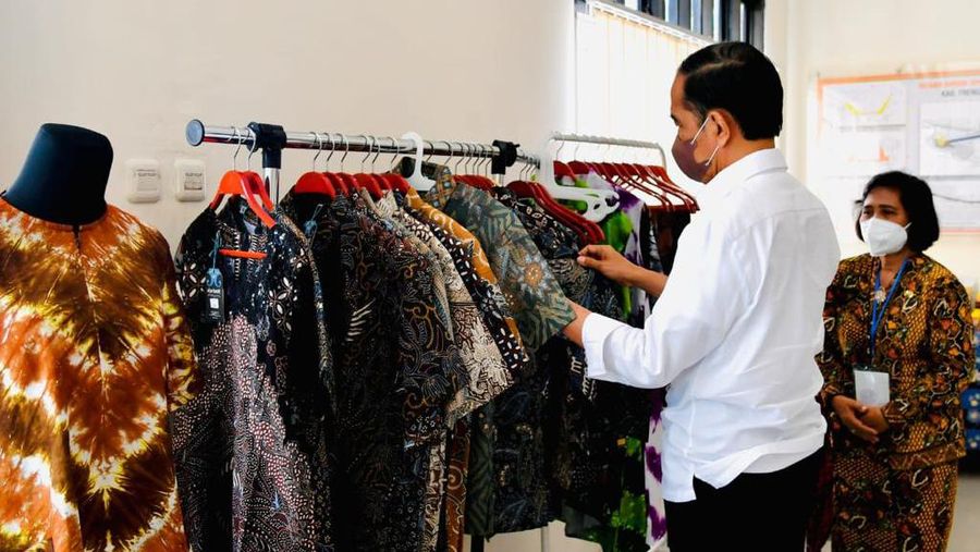 Setelah santap siang bersama di ruang tunggu Kantor Pengelola Bendungan Tugu, Kelurahan Nglinggis, Kecamatan Tugu, Kabupaten Trenggalek, Selasa, 30 November 2021, Presiden Joko Widodo melihat kerajinan dari usaha mikro, kecil, dan menengah (UMKM) . (Dok: Biro Pers Sekretariat Presiden) Setelah santap siang bersama di ruang tunggu Kantor Pengelola Bendungan Tugu, Kelurahan Nglinggis, Kecamatan Tugu, Kabupaten Trenggalek, Selasa, 30 November 2021, Presiden Joko Widodo melihat kerajinan dari usaha mikro, kecil, dan menengah (UMKM) . (Dok: Biro Pers Sekretariat Presiden)