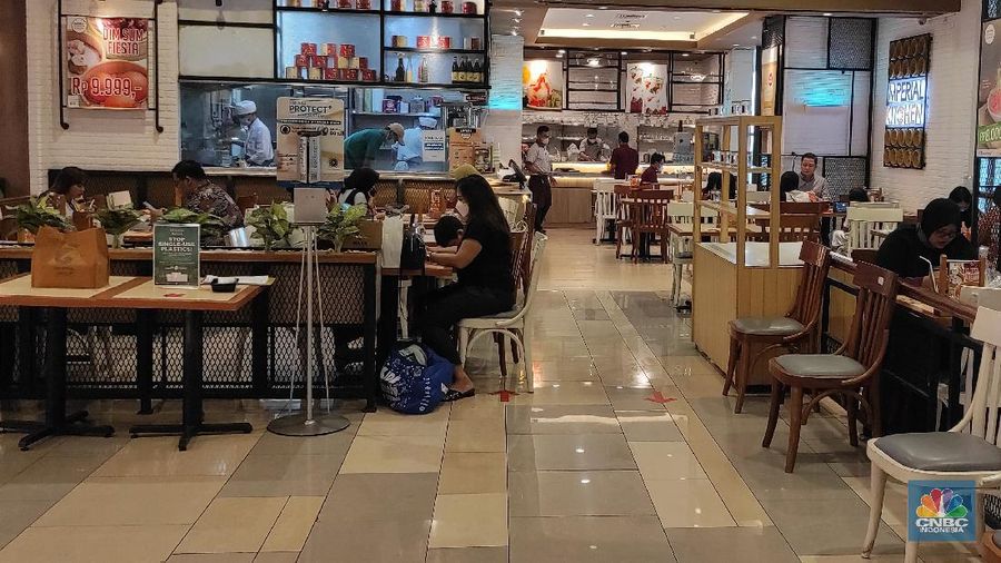 Suasana mal saat PPKM Level 2 (CNBC Indonesia/Andrean Kristianto)