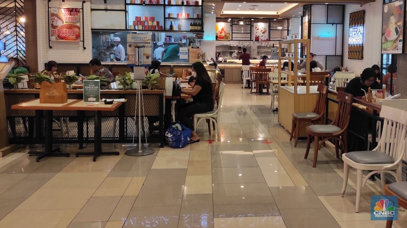 Suasana mal saat PPKM Level 2 (CNBC Indonesia/Andrean Kristianto)