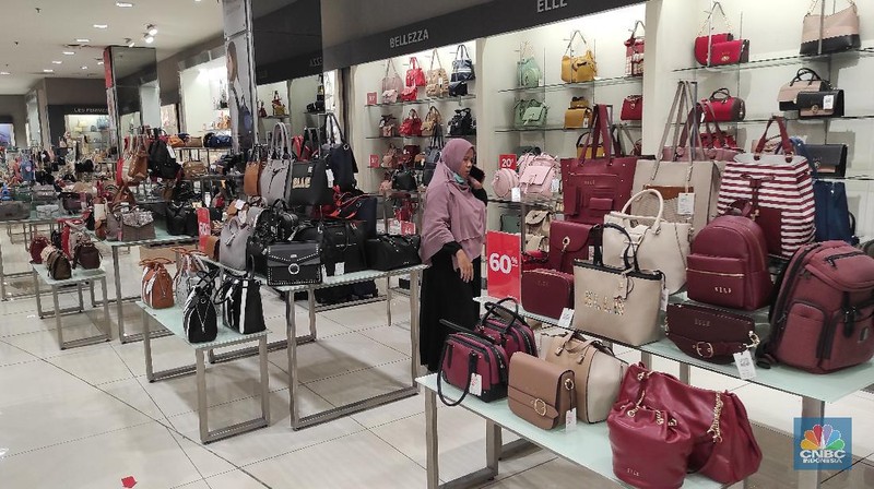 Suasana mal saat PPKM Level 2 (CNBC Indonesia/Andrean Kristianto)