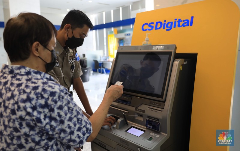 Suasana tukar ATM Chip Bank BCA. (CNBC Indonesia/Muhammad Sabki)