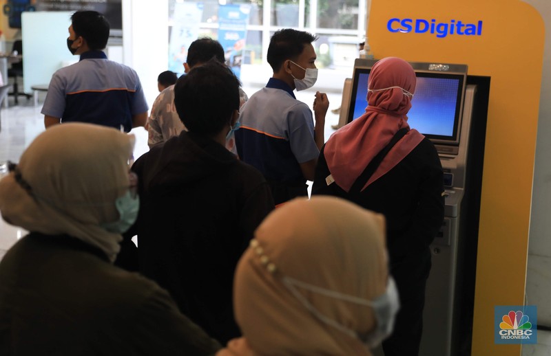 Suasana tukar ATM Chip Bank BCA. (CNBC Indonesia/Muhammad Sabki)