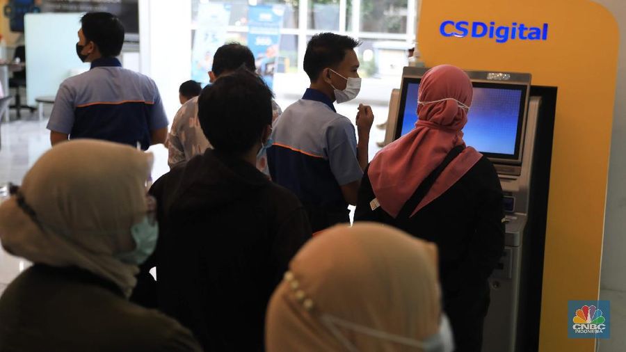 Suasana tukar ATM Chip Bank BCA. (CNBC Indonesia/Muhammad Sabki)