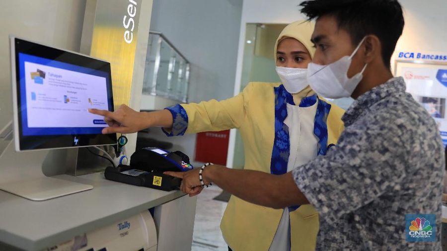 Suasana tukar ATM Chip Bank BCA. (CNBC Indonesia/Muhammad Sabki)