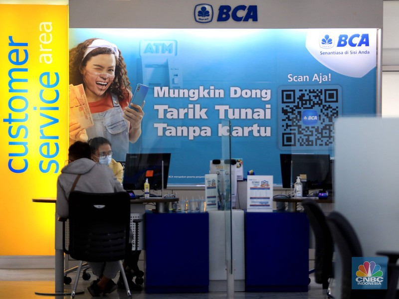 Suasana tukar ATM Chip Bank BCA. (CNBC Indonesia/Muhammad Sabki)