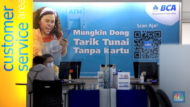Suasana tukar ATM Chip Bank BCA. (CNBC Indonesia/Muhammad Sabki)