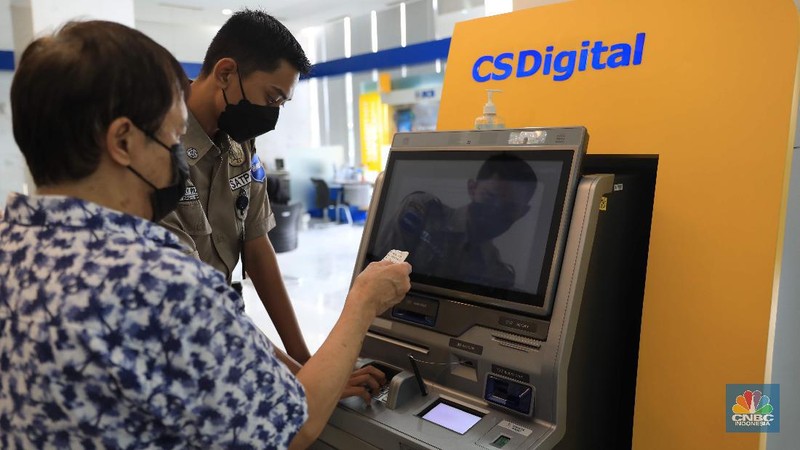 Suasana tukar ATM Chip Bank BCA. (CNBC Indonesia/Muhammad Sabki)