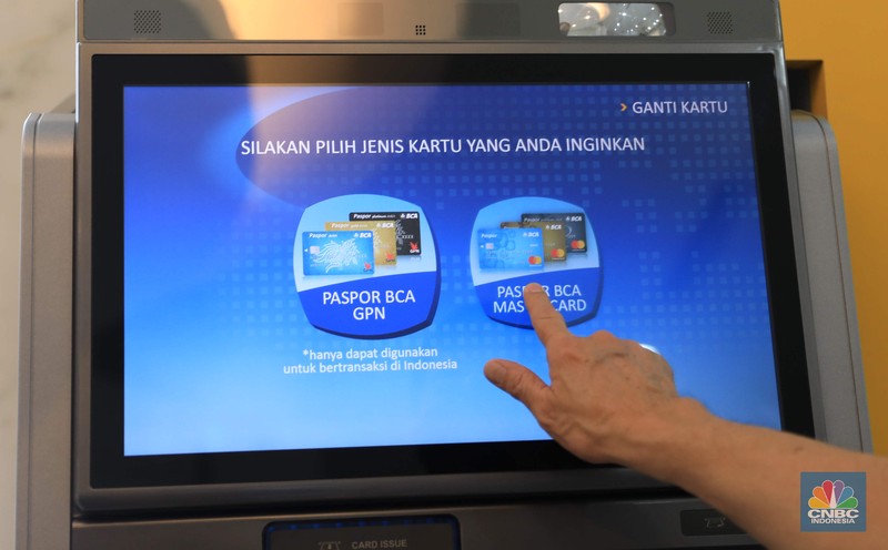 Suasana tukar ATM Chip Bank BCA. (CNBC Indonesia/Muhammad Sabki) Suasana tukar ATM Chip Bank BCA. (CNBC Indonesia/Muhammad Sabki)