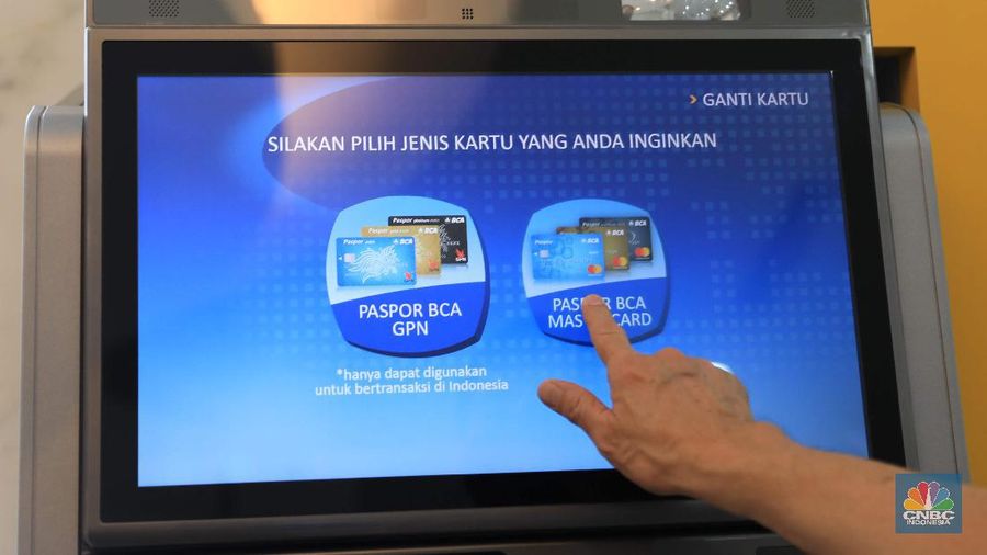 Suasana tukar ATM Chip Bank BCA. (CNBC Indonesia/Muhammad Sabki)