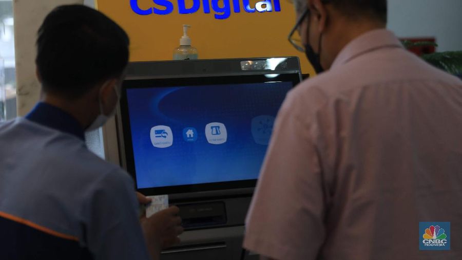 Suasana tukar ATM Chip Bank BCA. (CNBC Indonesia/Muhammad Sabki)