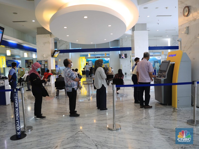 Suasana tukar ATM Chip Bank BCA. (CNBC Indonesia/Muhammad Sabki) Suasana tukar ATM Chip Bank BCA. (CNBC Indonesia/Muhammad Sabki)