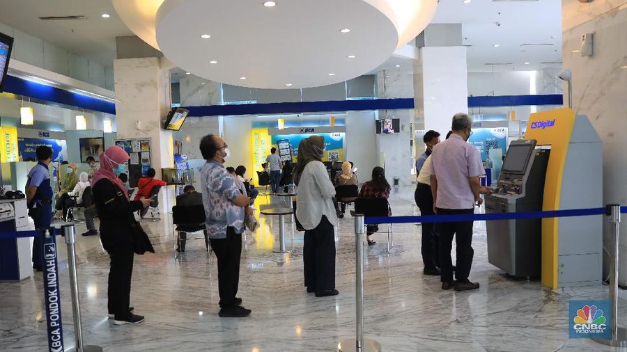 Suasana tukar ATM Chip Bank BCA. (CNBC Indonesia/Muhammad Sabki)