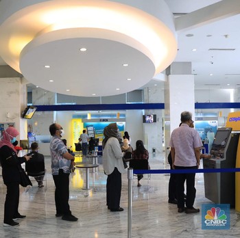 Hari Terakhir, Intip Warga Ramai Tukar ke ATM Chip Bank BCA
