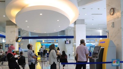 Suasana tukar ATM Chip Bank BCA. (CNBC Indonesia/Muhammad Sabki) Suasana tukar ATM Chip Bank BCA. (CNBC Indonesia/Muhammad Sabki)