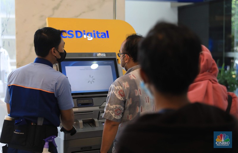 Suasana tukar ATM Chip Bank BCA. (CNBC Indonesia/Muhammad Sabki) Suasana tukar ATM Chip Bank BCA. (CNBC Indonesia/Muhammad Sabki)