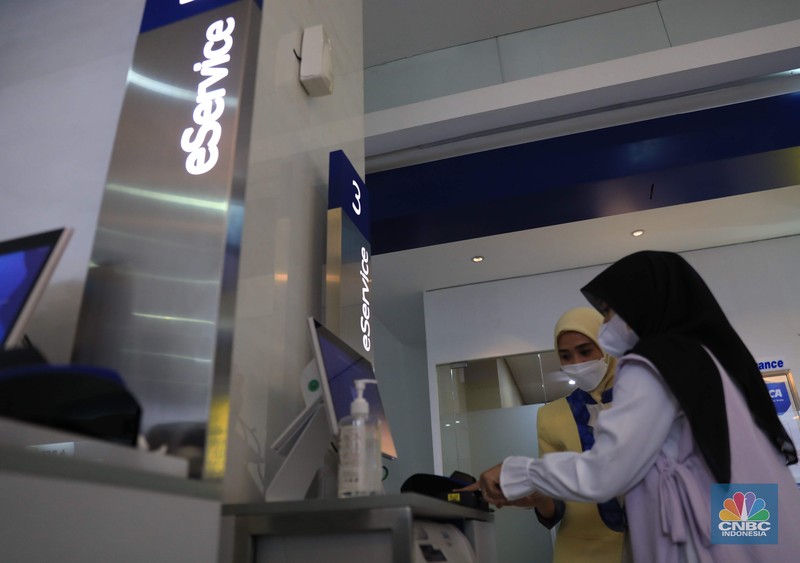 Suasana tukar ATM Chip Bank BCA. (CNBC Indonesia/Muhammad Sabki) Suasana tukar ATM Chip Bank BCA. (CNBC Indonesia/Muhammad Sabki)