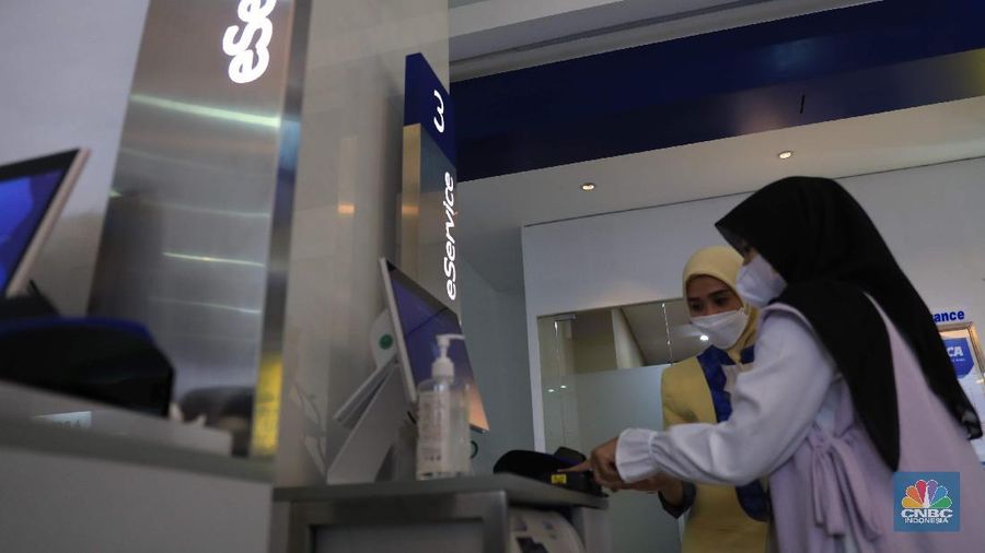 Suasana tukar ATM Chip Bank BCA. (CNBC Indonesia/Muhammad Sabki)